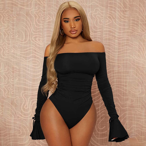 Body féminin élégant à épaules dénudées avec des détails froncés et des manches longues Chic & Stil