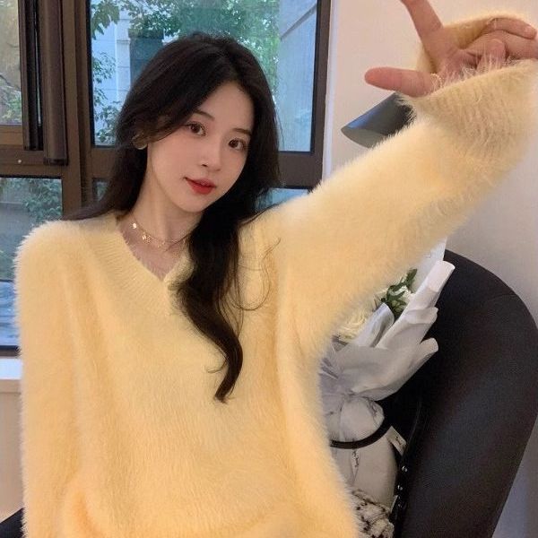 Pull en V pour femme en peluche avec un tissu doux et une coupe décontractée Chic & Stil
