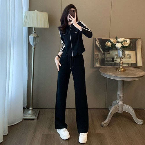 Women's sporty leisure suit set with fashionable zipper and wide-cut trousers Chic & Stil