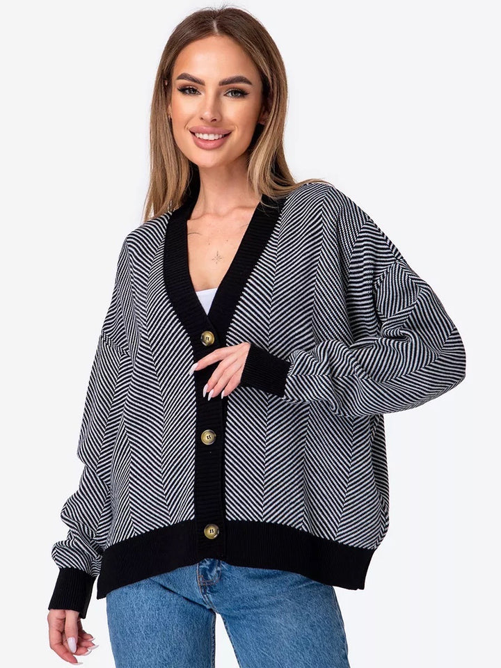 Veste en tricot à la mode pour femmes avec un motif en chevrons et une élégante patte de boutonnage Chic & Stil