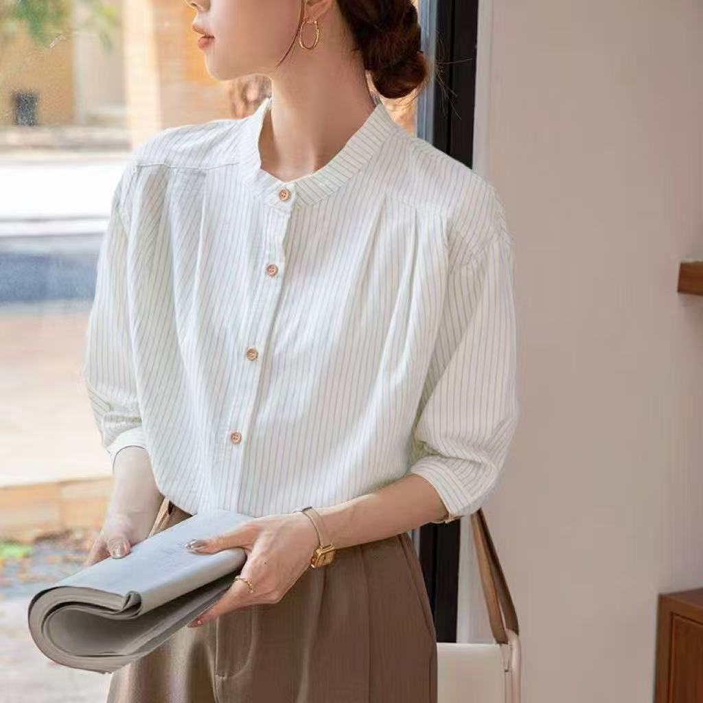 Blouse rayée élégante pour femmes avec col montant traditionnel Chic & Stil