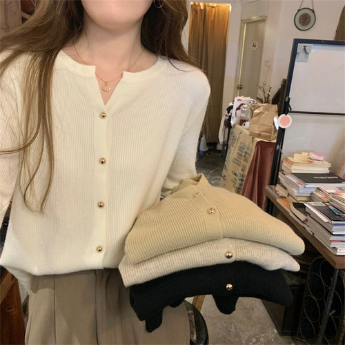 Cardigan en tricot élégant pour femmes avec détails en boutons et structure en fine côtes Chic & Stil