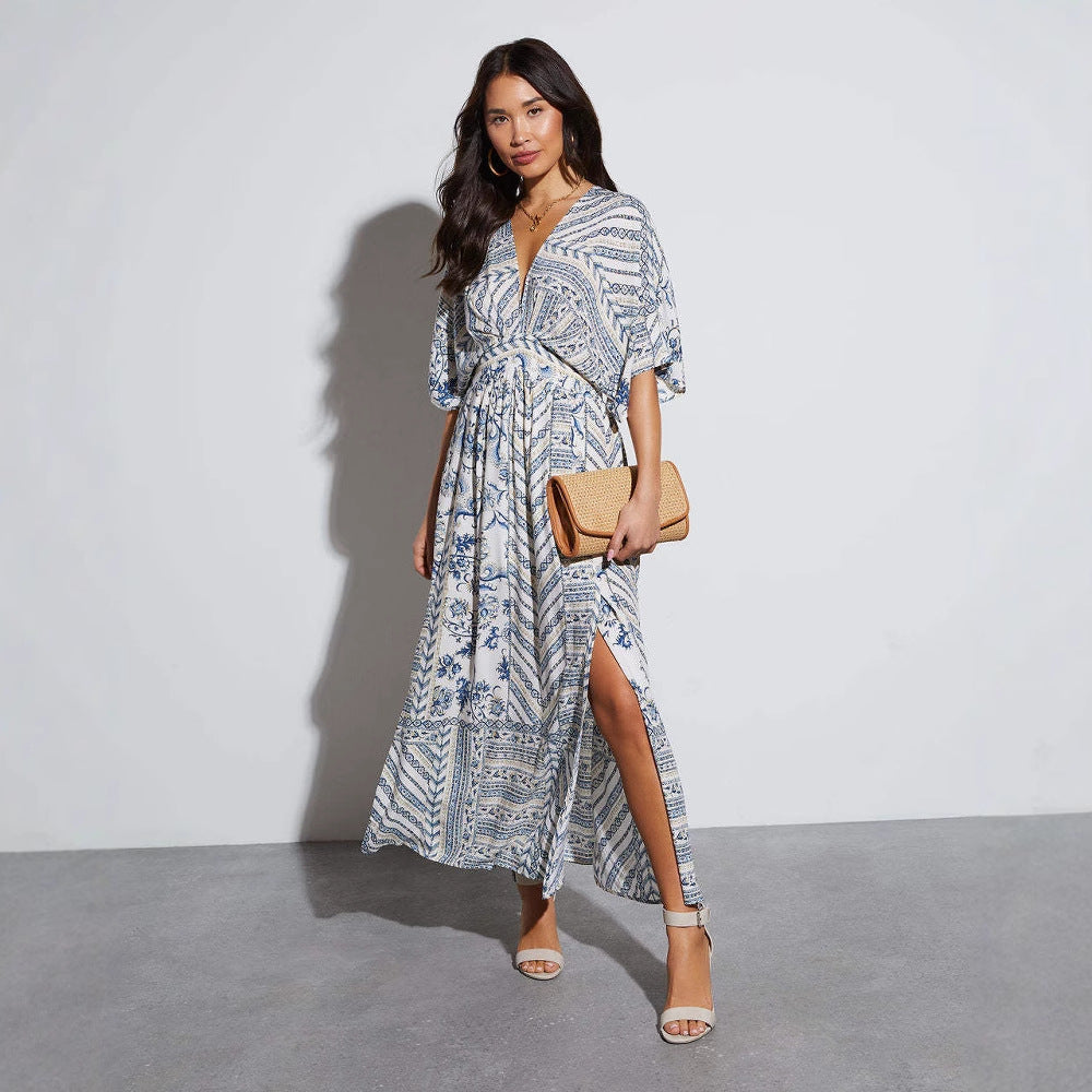 Maxi dress for women with an elegant V-neck, side slit, and floral pattern Chic & Stil
