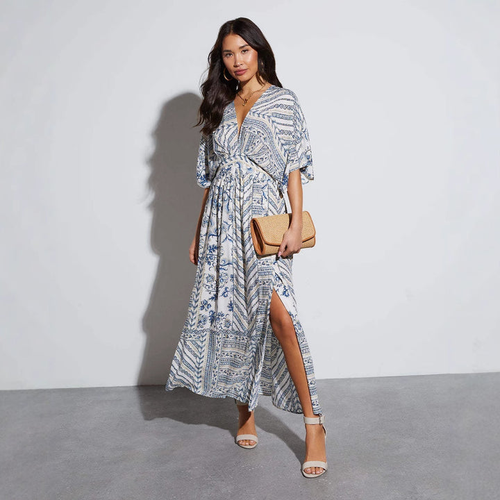 Maxi dress for women with an elegant V-neck, side slit, and floral pattern Chic & Stil
