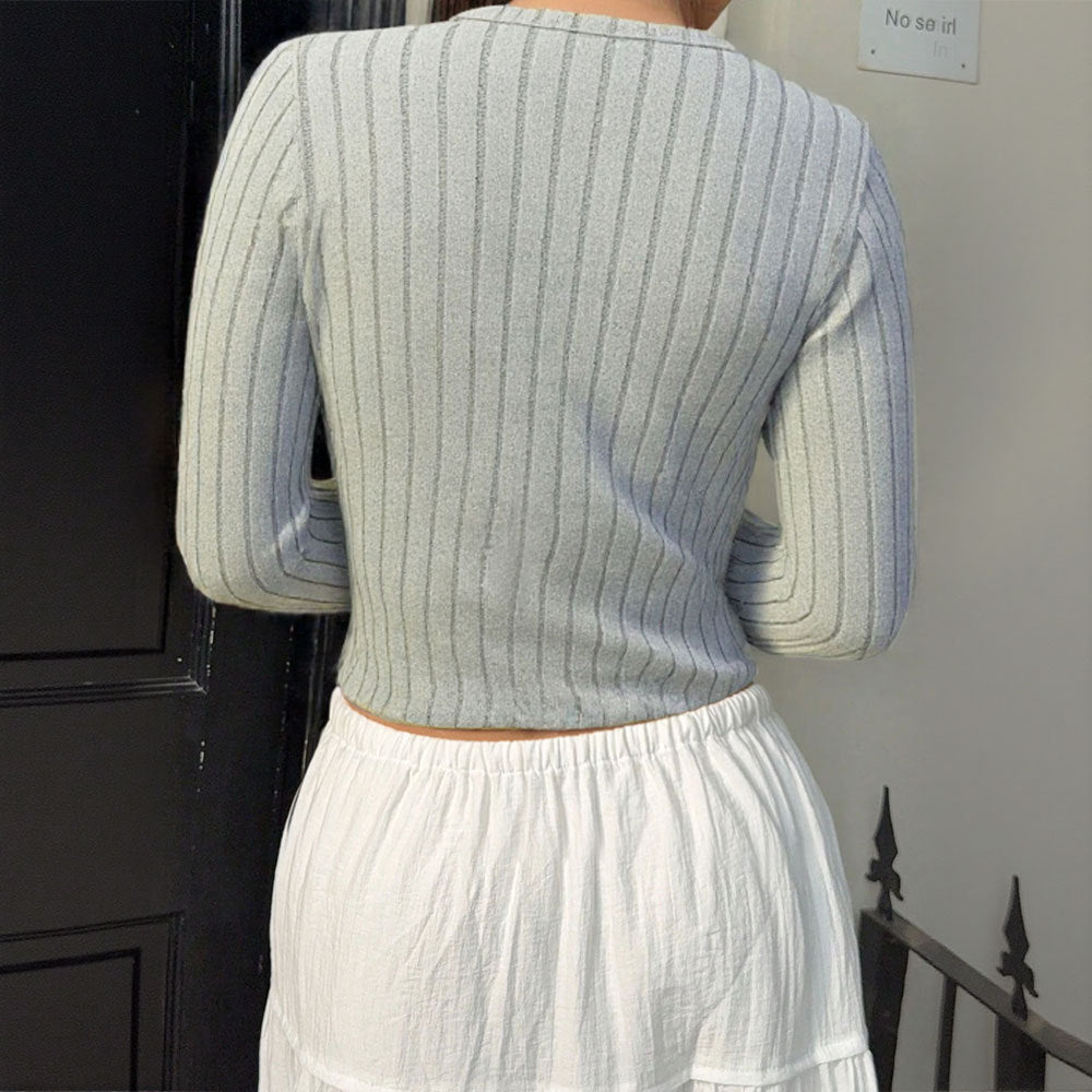 Top en maille pour femmes avec des structures côtelées fines et une élégante patte de boutonnage Chic & Stil