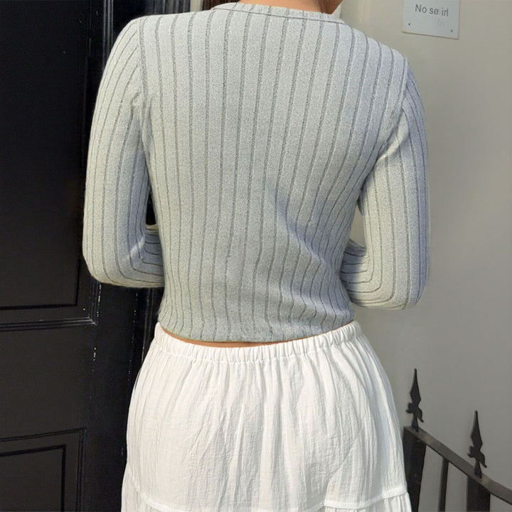 Top en maille pour femmes avec des structures côtelées fines et une élégante patte de boutonnage Chic & Stil