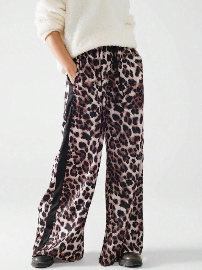 Wide women's pants with trendy leopard print and contrasting stripe details – chic and stylish