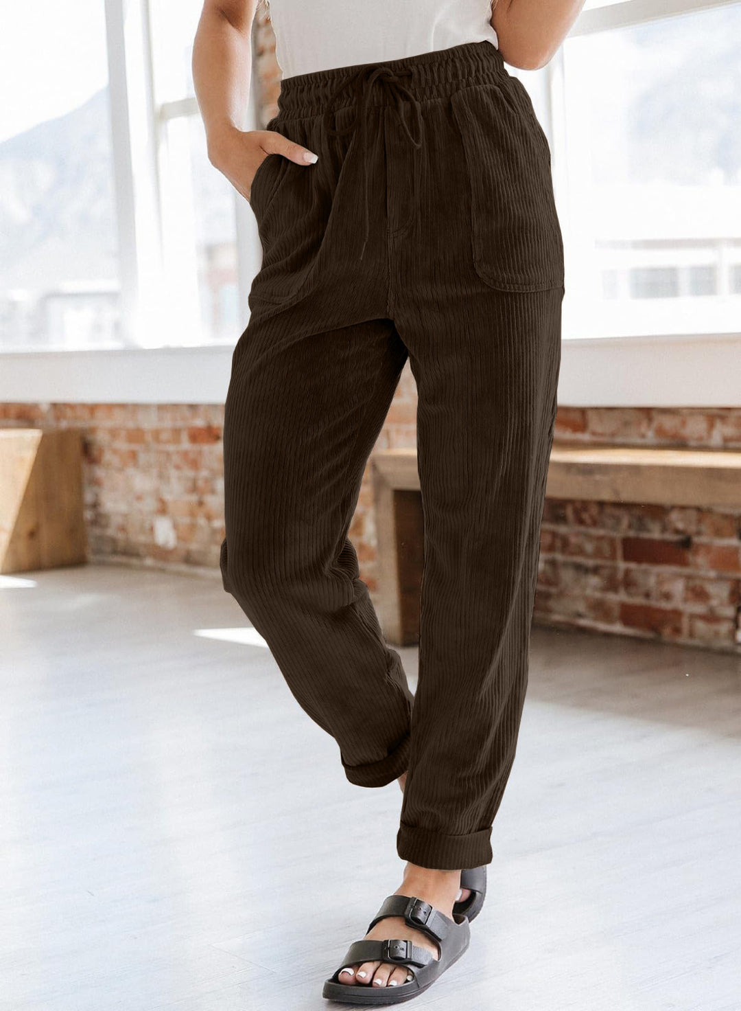 Leisure pants for women with elastic waistband and practical pockets Lune London