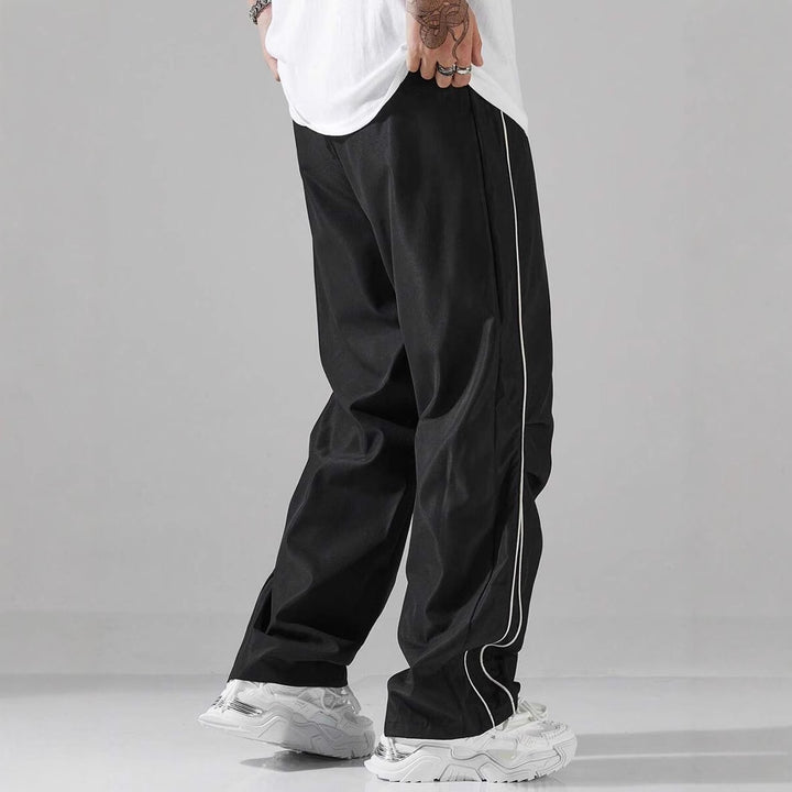 Casual sports pants for men with elastic waistband and side seams Lune London