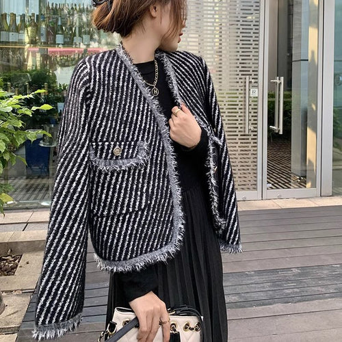 Cardigan pour femme avec un motif rayé caractéristique et des détails de boutons élégants Chic & Stil