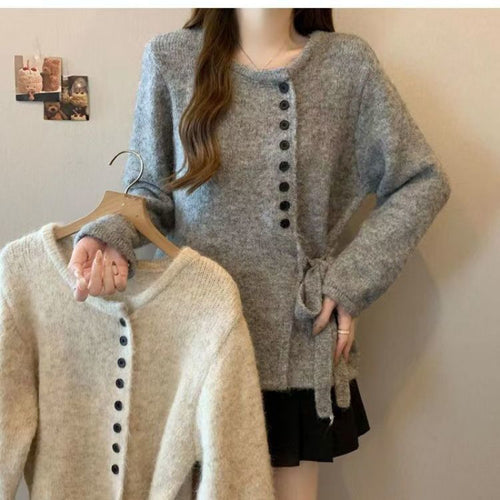 Cardigan élégant pour femmes avec des détails de bouton à la mode et une ceinture à nouer Chic & Stil