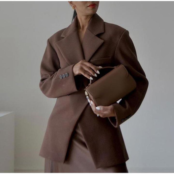Veste élégante pour femmes avec des boutons accentués et une jupe assortie Lune London