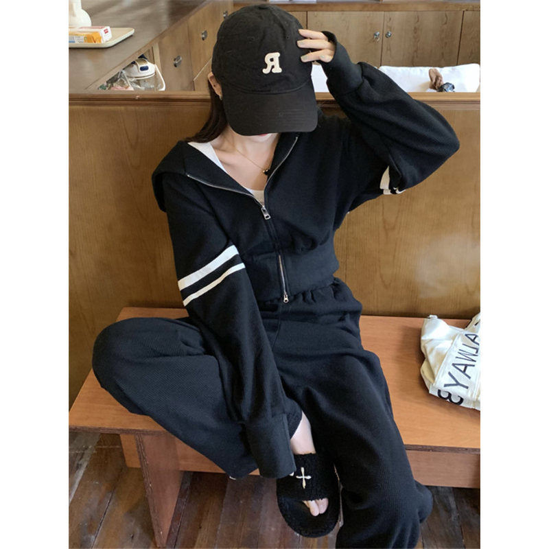 Women's sporty hoodie and jogging pants set with sporty zipper and wide cut Chic & Stil