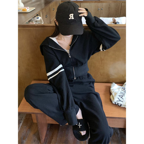 Women's sporty hoodie and jogging pants set with sporty zipper and wide cut Chic & Stil