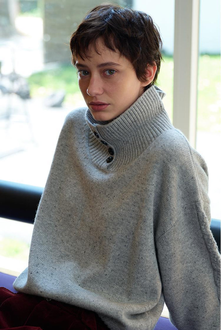 Pull à col roulé à la mode pour femmes avec détails de boutons Chic & Stil