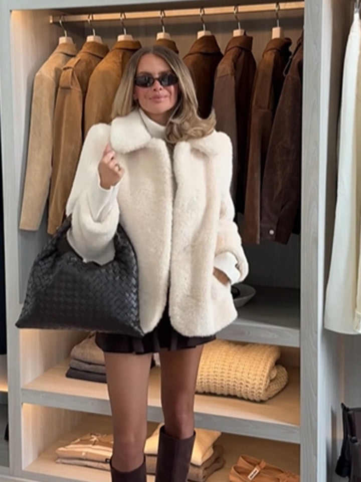 Women's short jacket made of teddy faux fur with oversized collar and pockets Amarae