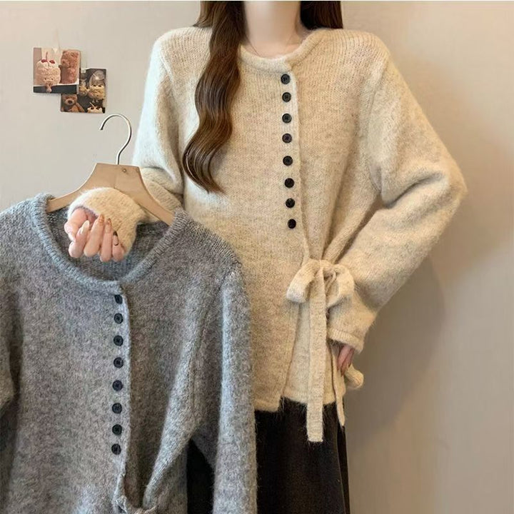 Cardigan élégant pour femmes avec des détails de bouton à la mode et une ceinture à nouer Chic & Stil