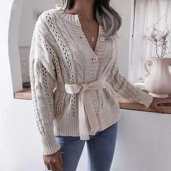 Gilet pour dames avec motif en cable délavé et ceinture à la taille Chic & Stil
