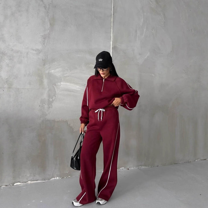 Women's sports set with high collar and loose fit Lune London