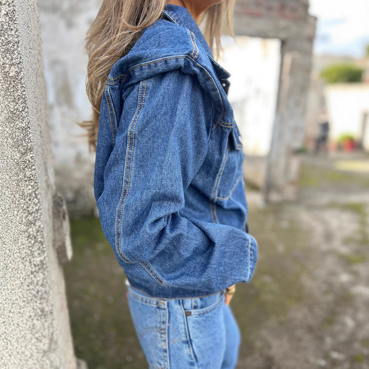 Veste en jean pour femmes à la coupe moderne avec poches pratiques et accents tendance Chic & Stil