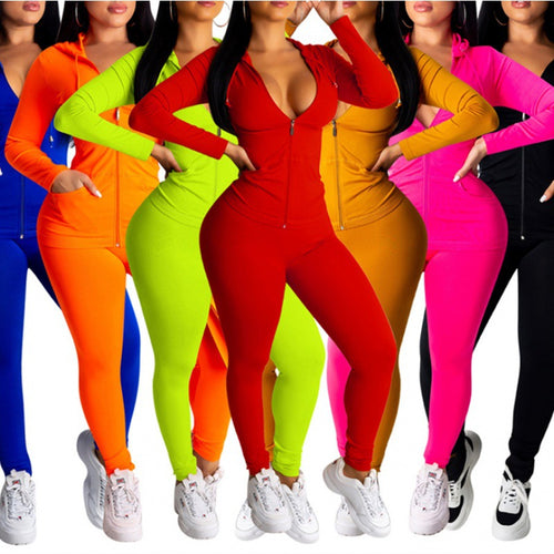 Ensemble de sport pour femmes en deux pièces avec veste à capuche et pantalons ajustés Chic & Stil
