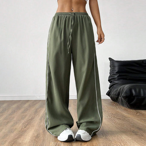 Pantalons de sport amples pour femmes avec taille élastique et bandes latérales élégantes Chic & Stil