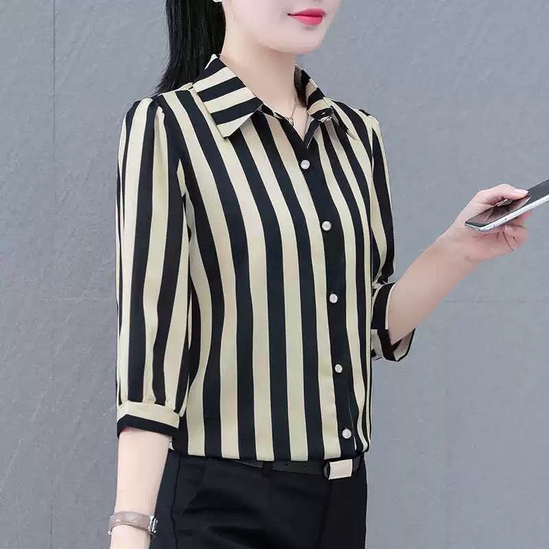 Blouse rayée pour femmes avec coupe à la mode Chic & Stil
