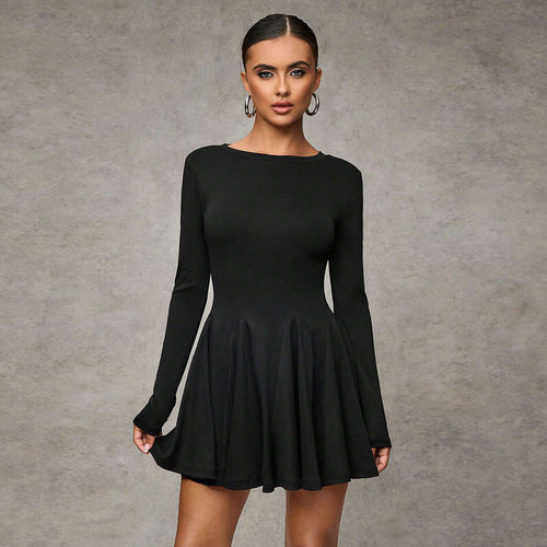 Robe mini femme avec des manches bouffantes élégantes et une jupe évasée Chic & Stil