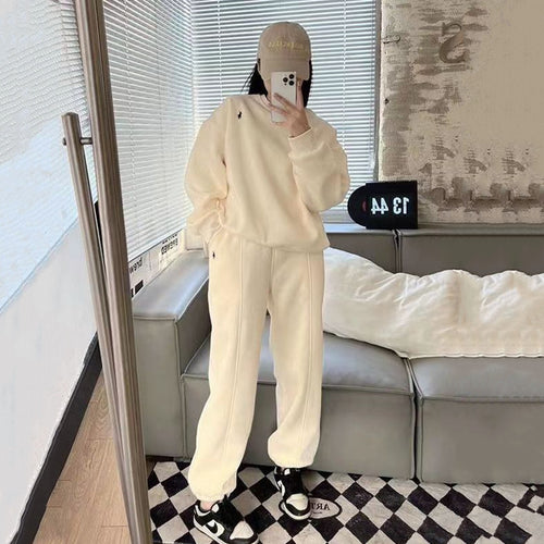 Women's comfortable sweat suit with practical pockets and elastic waistband Chic & Stil