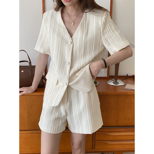 Women's casual two-piece set with structured top and shorts Chic & Stil