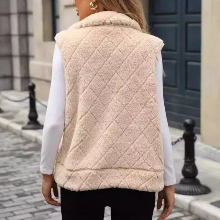 Fleece jacket for women with a modern quilted pattern and practical pockets Lune London