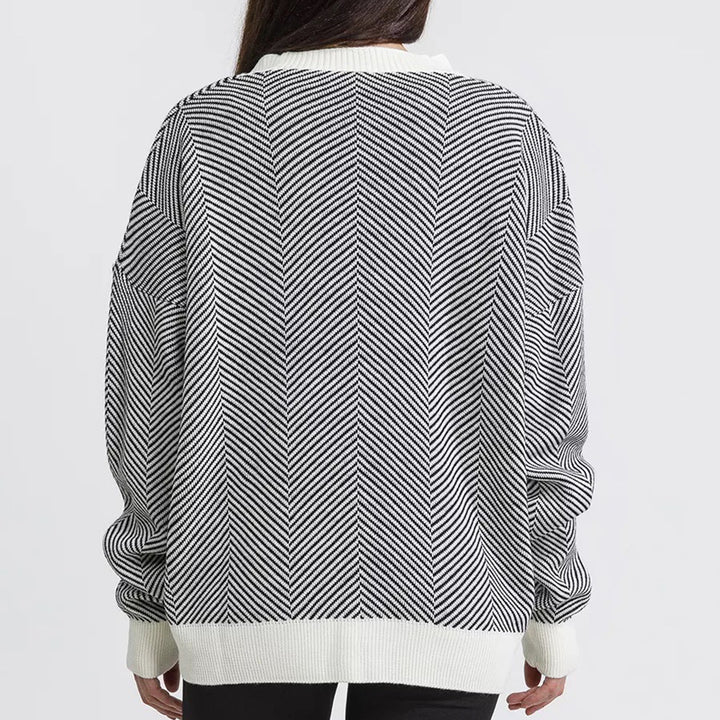 Veste en tricot à la mode pour femmes avec un motif en chevrons et une élégante patte de boutonnage Chic & Stil