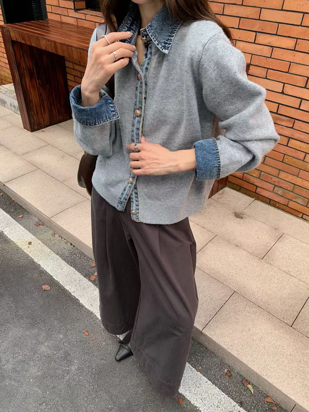Cardigan féminin à la mode avec un col innovant et des détails de bouton élégants Chic & Stil