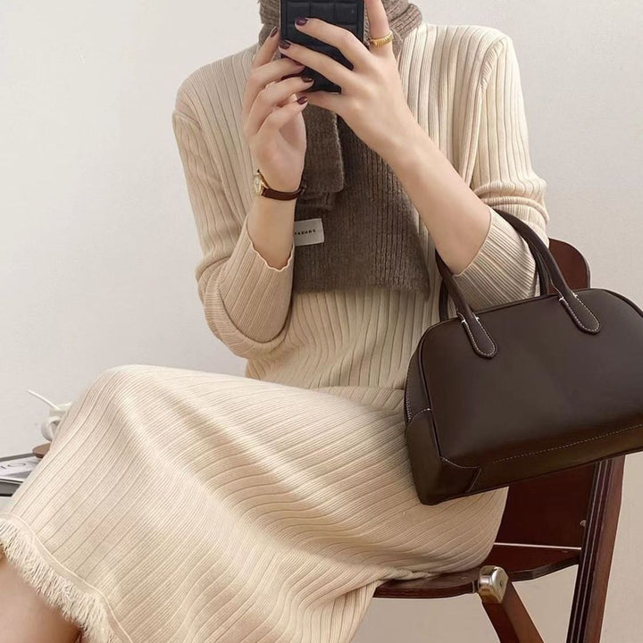 Robe tricotée à manches longues pour femmes avec un design en côtes texturé et un ourlet duveteux