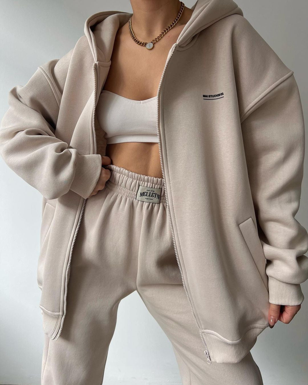 Casual and comfortable women's hoodie set with zipper and chic jogging pants