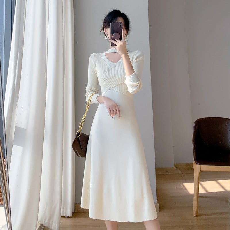 Robe tricotée pour femmes avec un design enveloppant à la mode et un détail découpé élégant