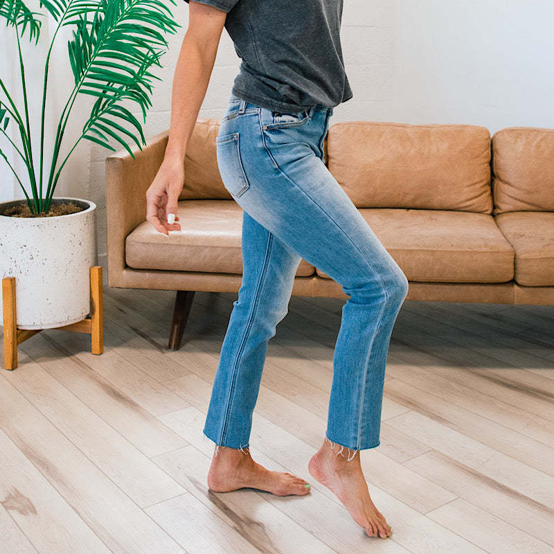 Women's High-Waisted Jeans in Used Look with Button Placket and Frayed Hems Lune London