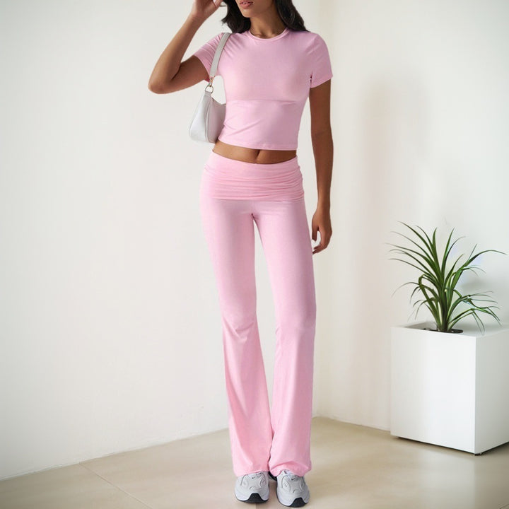 Ensemble de sport pour femmes avec haut ajusté et leggings évasés Chic & Stil
