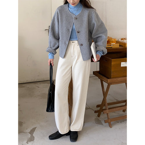 Women's soft and fashionable cardigan with classic button details Chic & Stil