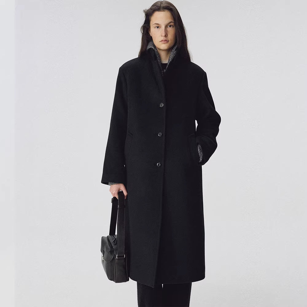 Manteau long élégant pour femme avec des revers tendance et des poches plaquées Chic & Stil