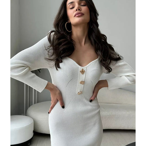 Robe tricotée pour femmes avec un élégant col en V et des boutons décoratifs Chic & Stil