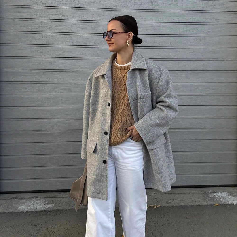 Women’s wool blend coat in boxy style with shirt collar, applied flap pockets, and button closure Amarae