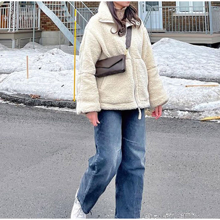 Modest fleece jacket for women with practical pockets and a high collar Lune London
