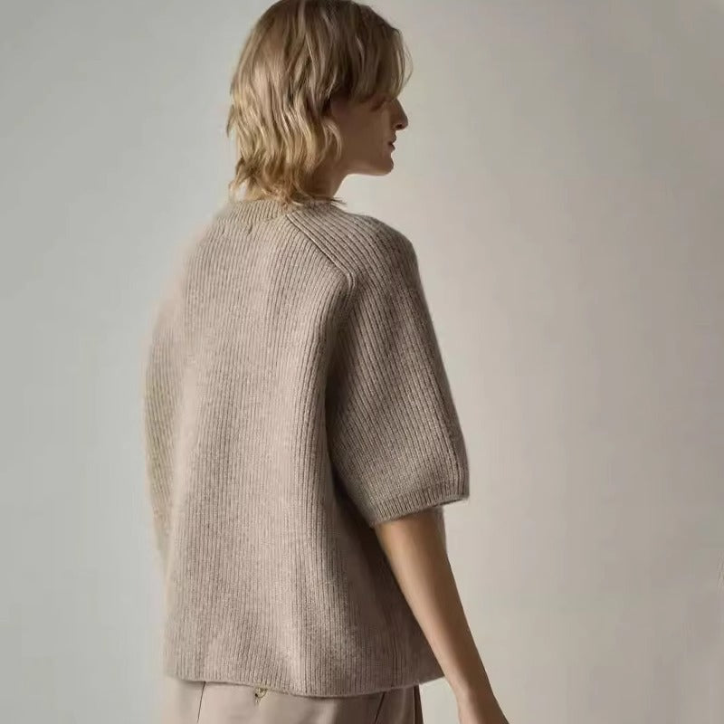 Pull en maille élégant pour femmes avec manches courtes et matériau doux Chic & Stil