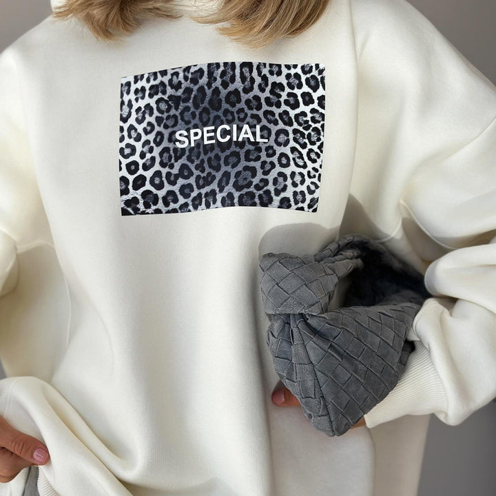 Casual hoodie for women with a creative leopard pattern and a comfortable fit Amarae