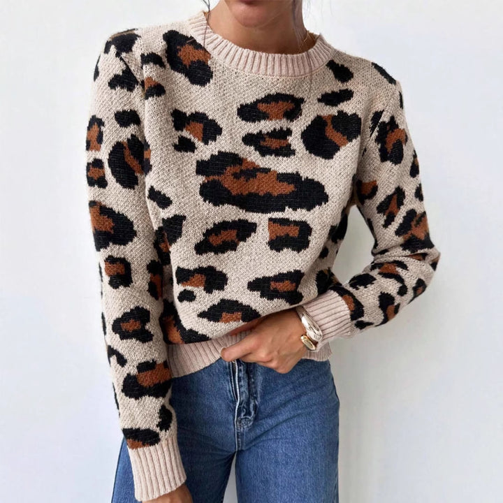 Cozy knitted sweater for women with leopard print and oversized shoulders Lune London