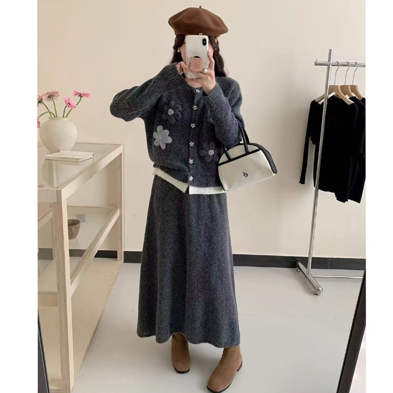 Cardigan pour femmes avec des appliqués floraux et jupe maxi Chic & Stil