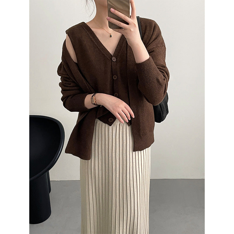 Cardigan féminin à la mode avec décolleté en V et fermeture à boutons Chic & Stil