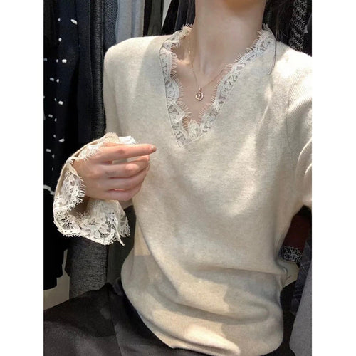 Pull en maille pour femmes avec un fin bord en dentelle et un décolleté en V Chic & Stil