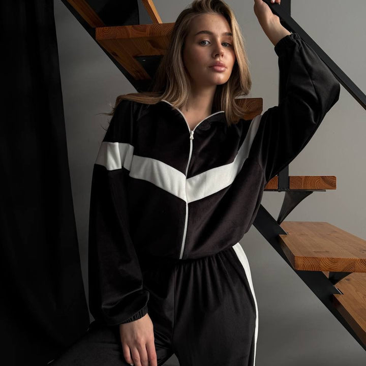 Women's fleece sportswear with practical pockets and full zipper Lune London